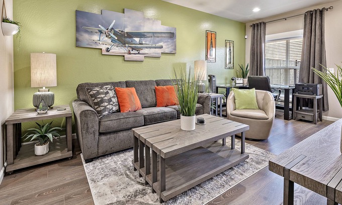 Medford House | U2 - Peloton Bike - 2 Kings - Work Here - 1G Wi-Fi - Stunning Aviation Theme!