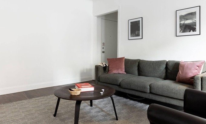 East Hyde Park Apartment | UChicago, Shops + Eats, Lake | Gym + W&D | Zencity