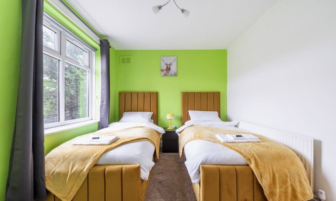 Fairlop House | Uksas Two bed house Free Parking