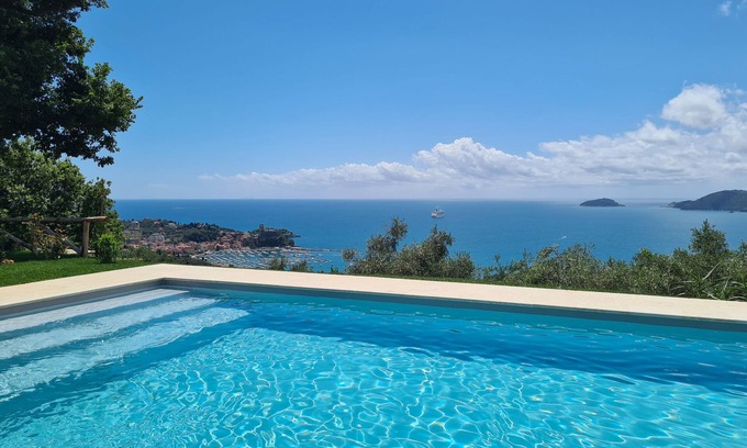 Pugliola House | Ulivi House: Pool, Tennis, 2 AC BDR, 2BTH, parking + Free Garage in Lerici LTZ!