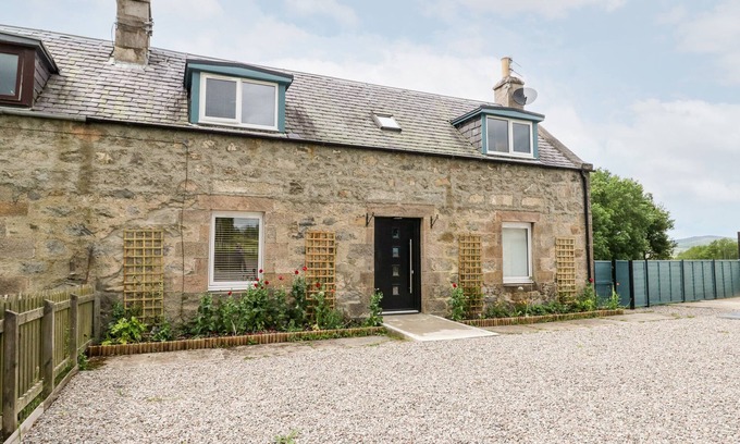 Nethy Bridge Cottage | ULLA DHU, family friendly, with a garden in Nethy Bridge