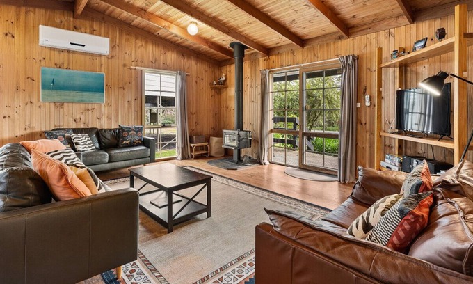 Smiths Beach House | Ultimate Comfort and Cosy family Beach House - minutes from GP Track