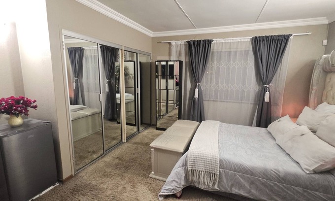 Witfield House | Ultimate Getaway:Entertainer's Dream 4BR House with Bar,Game R,&Dual Living Area