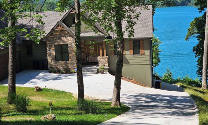 La Follette House | Ultimate Lakefront Retreat-Private Dock-Amazing Amenities-Year Round Water