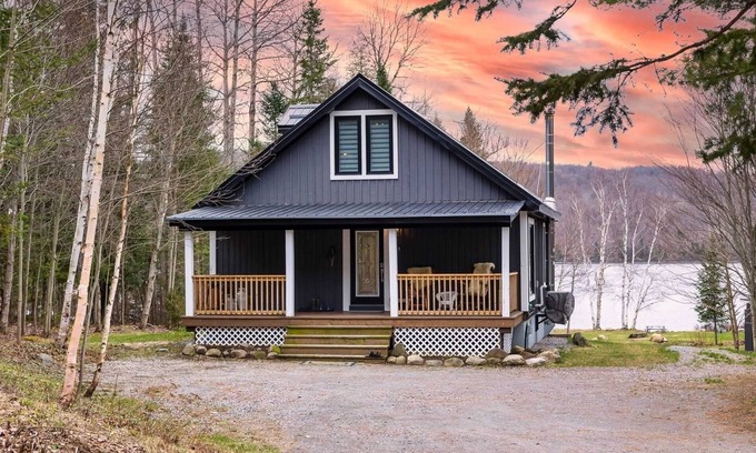 Hastings Highlands Cottage | Ultimate Lakeview Cottage Retreat: Hot Tub, Paddle & Play