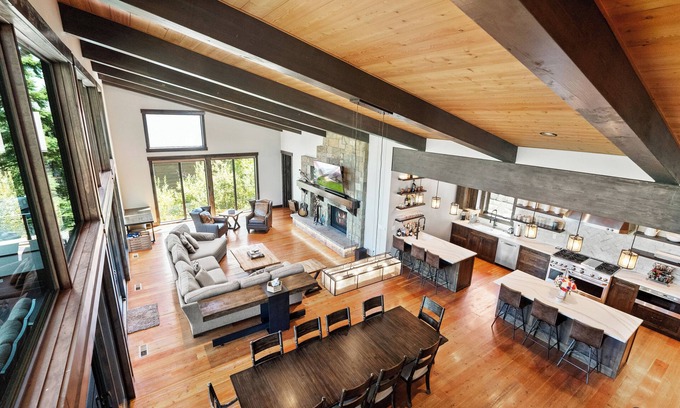 Whitefish House | Ultimate Luxury Ski-in/Ski-out Home 5BD, 5.5BA 2 Hot Tubs, Steam Room, Game Room