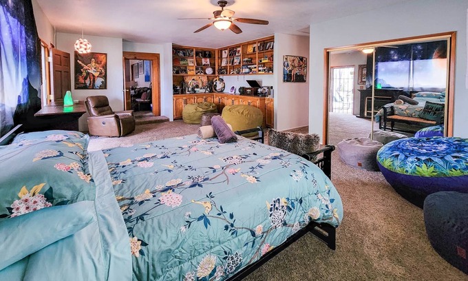 Yucca Valley House | Ultimate relaxation on 4+ acres, hot tub, projector/game room, BBQ, stars, moon