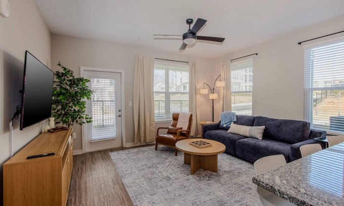 Athens Apartment | Ultimate Retreat |2BR Sleeps 6|Gym|Min to Downtown