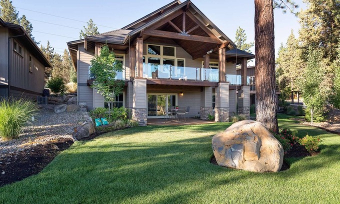 Southern Crossing House | Ultimate River House-20 mins to Bachelor. Old Mill, Restaurants, Fireplace, Heated Deck