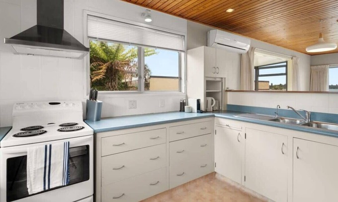 Tauranga House | Ultimate Waterfront Retreat: Perfect for Groups and Paddle Boarding Enthusiasts