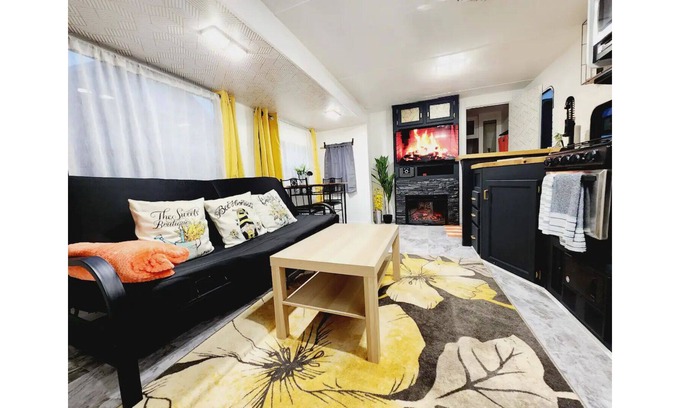 Tukwila House | Ultra lux tiny home w/hot tub, queen bed, nature.