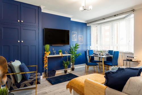 Hammersmith and Fulham Apartment | Ultra Luxury London w Kensington balcony condo