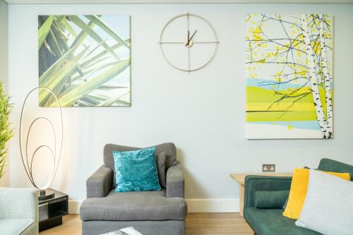 Golborne Apartment | Ultra Luxury Riverside Condo Central London Notting Hill with LIFT & Juliet balcony