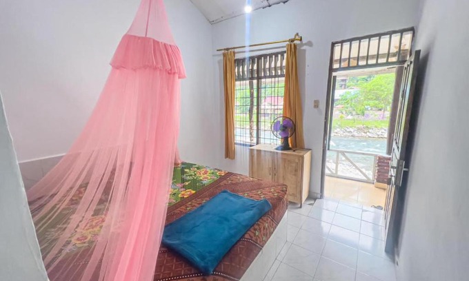 Bukit Lawang Hotel | Umiyuki jungle tour only treking with us