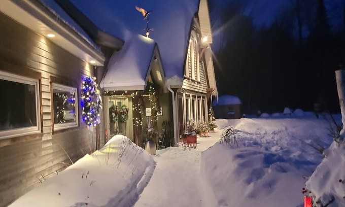 Val-des-Bois Bed & Breakfast | Un endroit pour se détendre, jouer et rêver! /A place to relax, play & dream!