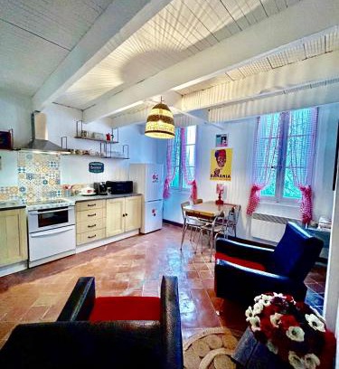 Aix-en-Provence Historic Centre Apartment | UN MOMENT SUSPENDU