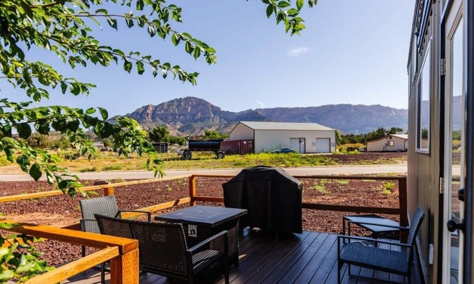 Apple Valley House | Una Vita Summary: Una