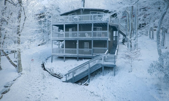Beech Mountain House | UNBEATABLE LOCATION. 3BR SlopeSide. Steps to Lift 1 & BM Resort. Panoramic Views