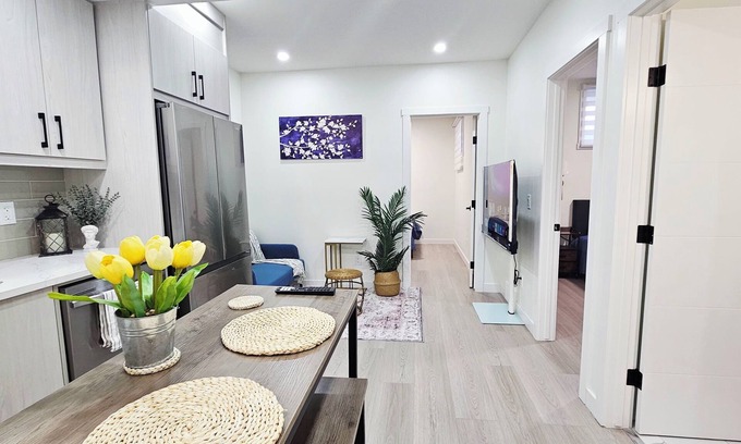 Calgary House | Unbeatable Location:n🚶‍♀️4 min walk: Costco, Walmart & East Hills Shopping Mall
