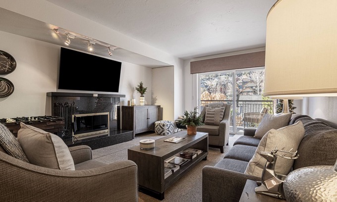 Downtown Park City Condo | Unbeatable Location near Historic Main Street, Hot Tub, Year-Round Recreation! Park Station 211