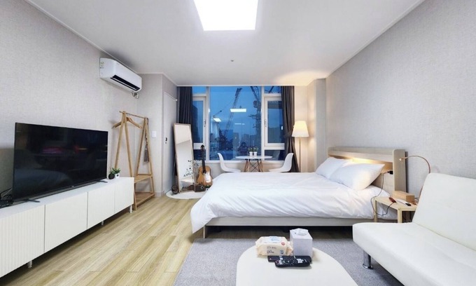 Jamwon-dong Apartment | Unbeatable Location! Only 2 Min Walk from Sinsa Station