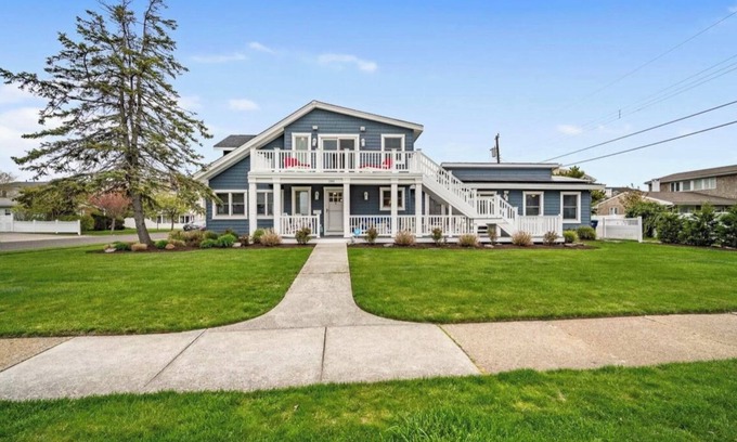 A-Zone House | Unbeatable location - 4 houses to beach, 5BR, 3BA, walkability!