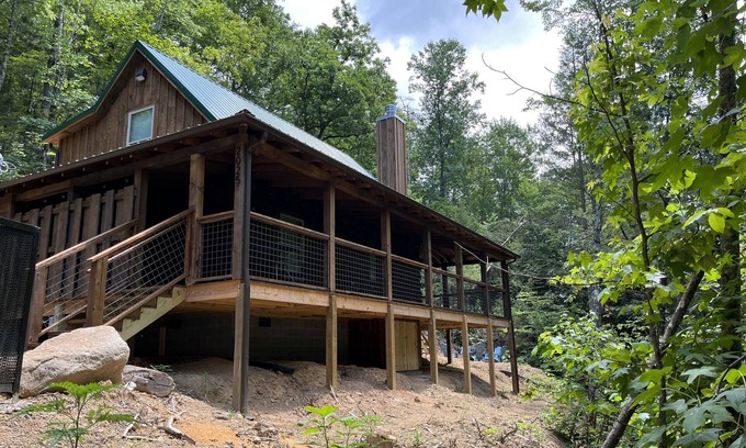 Gatlinburg - Pigeon Forge Cabin | Unbelievable Log Cabin! Great location, privacy & ambiance! Hot tub!