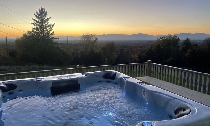 Hollowville House | Unbelievable Skyview New with Catskill views, 3 bedrooms with hot tub, 2 hrs nyc