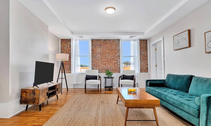 Troy Apartment | Uncle Sam's Hideaway |Nearby Colleges & Hospital|Personal Workspace|Pet Friendly