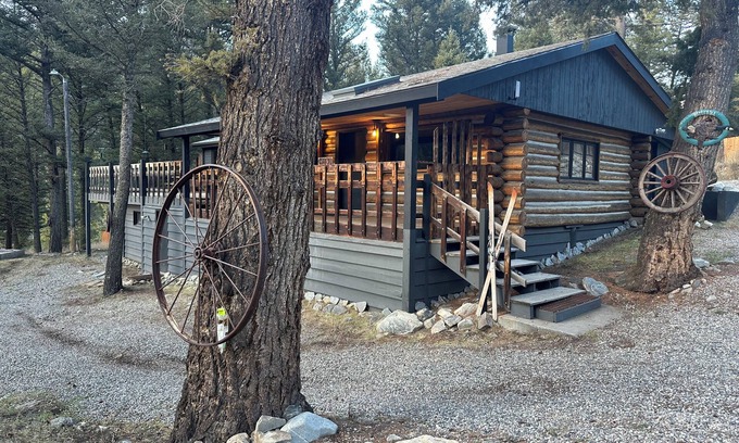 Gallatin Gateway Cabin | UNDER NEW MANAGEMENT Hideout in the Mountains with HOT TUB