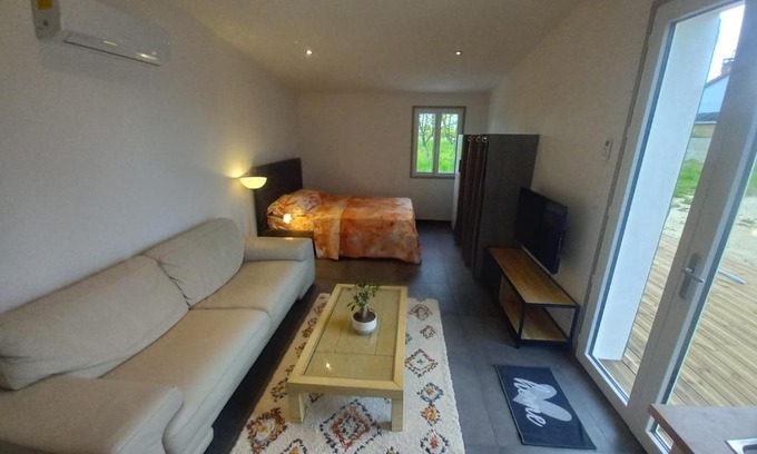 Villefargeau Apartment | Une petite maison et sa prairie