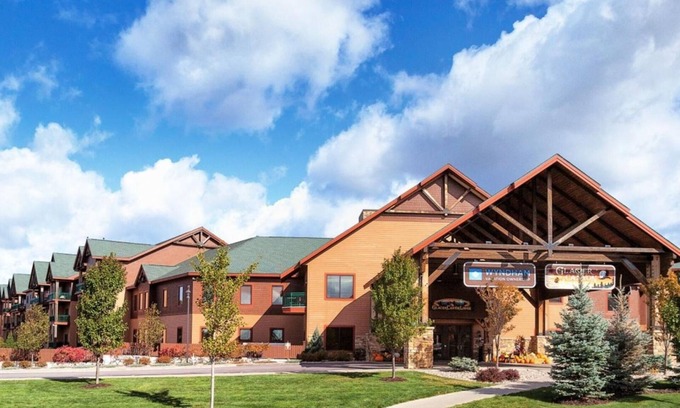 Lake Delton Resort | Unforgettable Family Fun at Wyn. Glacier Canyon- Water Park Passes Included-2 Bd