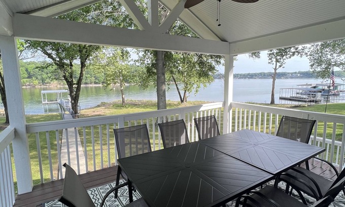 Grove House | Unforgettable Memories at this Lakefront Home, Ideal for Families & Fishermen