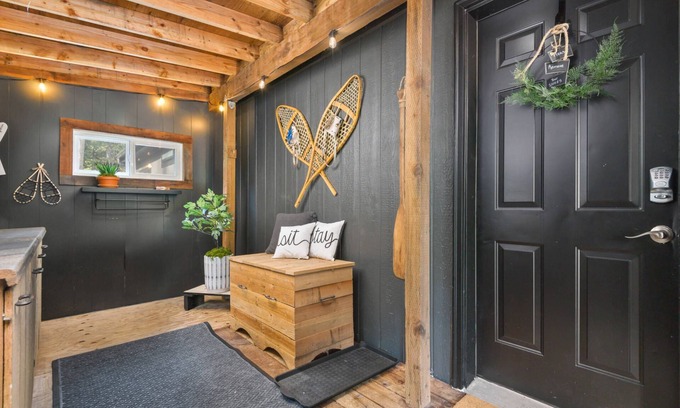 Welches House | Unforgettable Riverside Experience, Hot Tub, Fire-Pit, All New Décor and Furnishing, 1 Mile to Golf