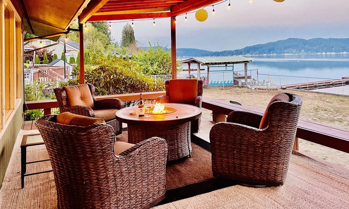Union House | Union waterfront house with 2 king beds, kayaks, Wifi, next to Alderbrook Resort
