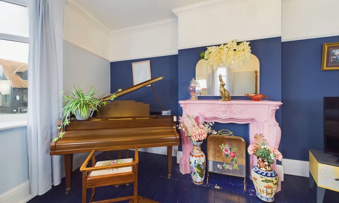 Leigh-on-Sea Apartment | Unique 2 bed Leigh-on-Sea- with real piano