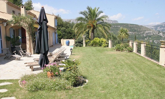 Le Bar-sur-Loup Villa | Unique 200m² Villa Between sea and Mountain