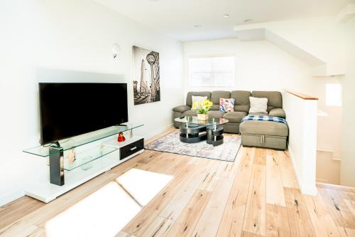 Wilshire Apartment | Unique 3-Level Loft with One bedroom & Two Full Bathroom