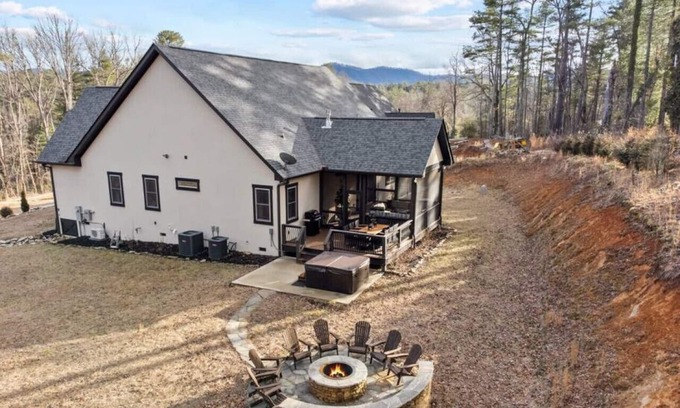 Hendersonville House | Unique and Instagram-Worthy Highland in Kirkwood