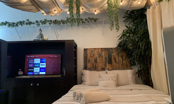 Riviera Beach Apartment | unique and private studio near PGA National & Palm Beach