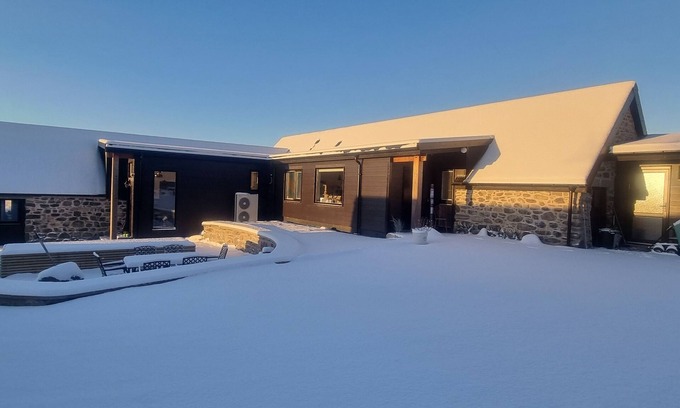 Glen Urquhart House | + Unique Barn with Mountain Views +
