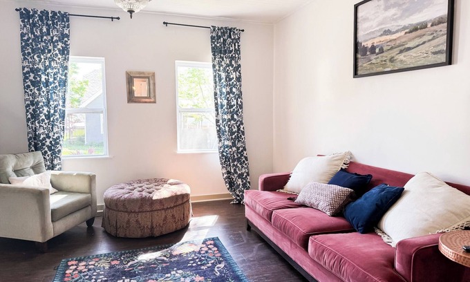 Pacific Cottage | Unique Cottage - Dog Friendly - Close to Purina