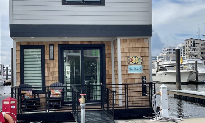 River District Boat Rental | Unique deluxe houseboat at Port City Marina named the “Sea Ranch”