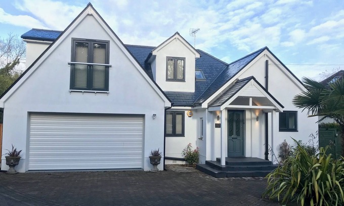 Wraysbury House | Unique Five Bedroom Creek House on the Thames