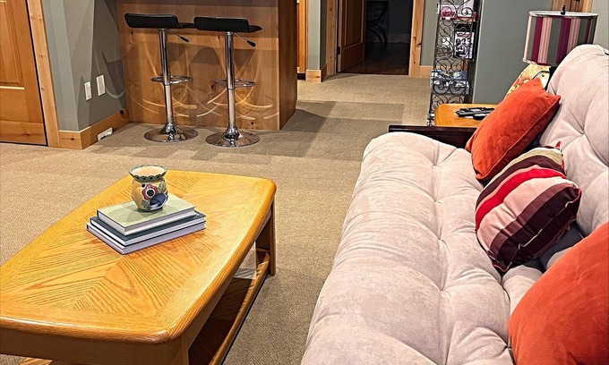 Amazon House | Unique Golfers Paradise! Near Track Town! Only 1 mile from U of O Hayward Field!