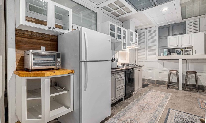 Charleston House | Unique Hidden Gem with Luxury Shower Close to Folly Beach and Downtown