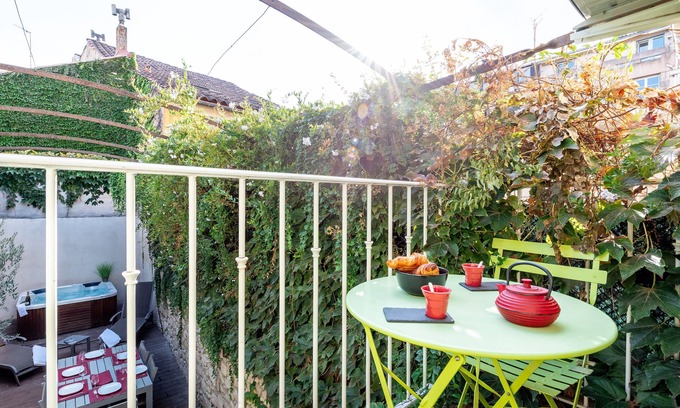 Avignon City Centre House | UNIQUE IN THE CITY CENTER: WARM TOWNHOUSE WITH PRIVATE PATIO AND JACUZZI