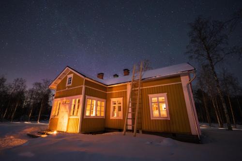 Ii Ski Chalet | Unique loghouse and wood heated sauna in Ii