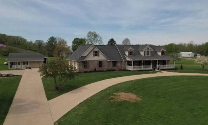 Lawrenceburg House | Unique Luxury Family Retreatnn