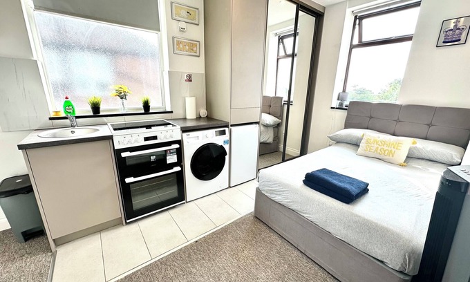 West Hendon Apartment | Unique Modern, Private Apartment, 15 Mins To Central London